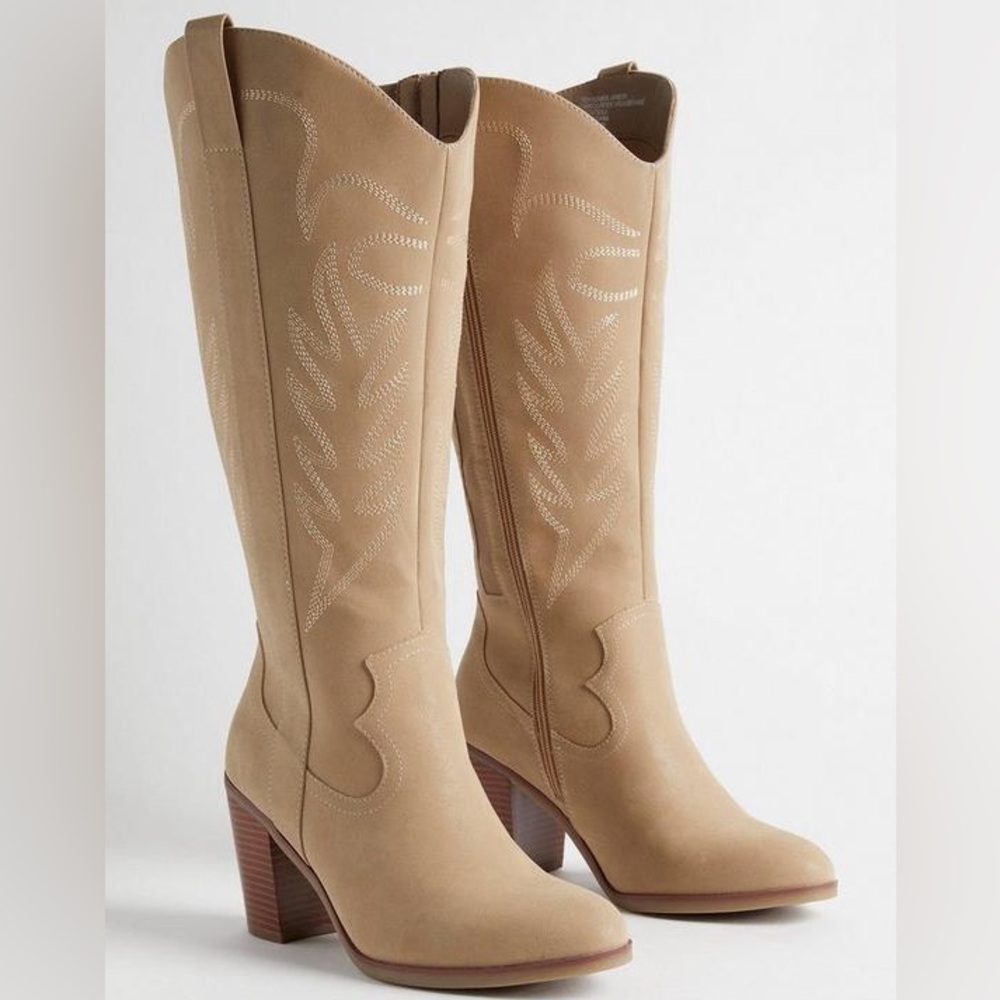 NWT Torrid beige knee-high wide-calf embroidered Western cowboy boots, 6.5WW